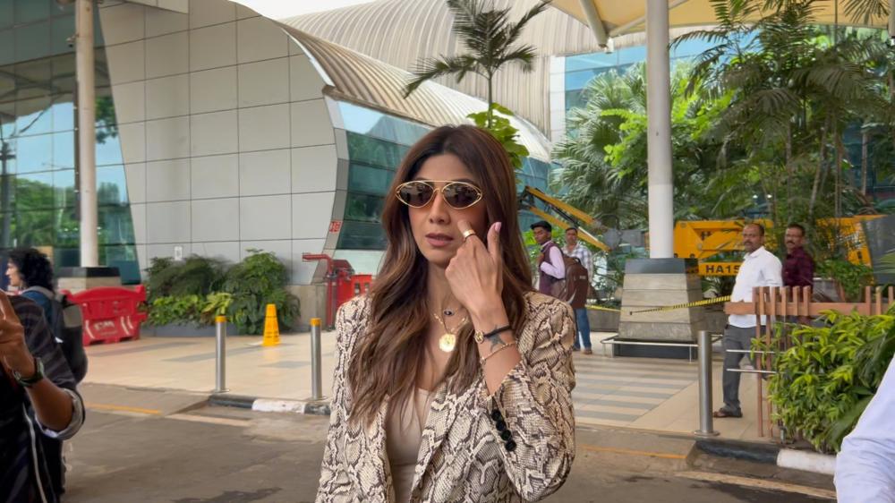 shilpa-shetty-was-spotted-at-t1-airport-arrival-looking-chic-and-graceful-as-always
